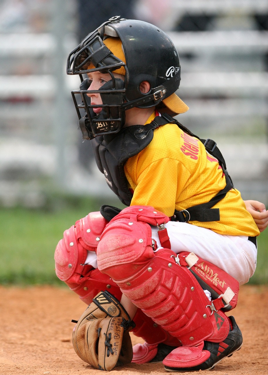I synovec hraje baseball. 